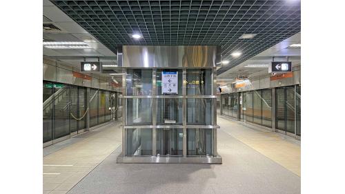 &nbsp;鳳山西站為地下二層車站，設有3處出入口，地下一樓為車站大廳層，設有公共藝術『鳳人緣心』，地下二樓為月台層，設有一座島式月台及全高式月台門。【圖/月台層】