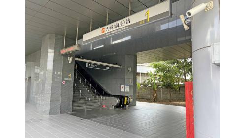 &nbsp;大寮站為地上二層車站，設有2處出入口，地上二樓為車站大廳層，地面層為月台層，設有一座島式月台及全高式月台門。 【圖/1號出口，中興里】