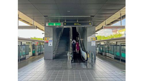 &nbsp;大寮站為地上二層車站，設有2處出入口，地上二樓為車站大廳層，地面層為月台層，設有一座島式月台及全高式月台門。 【圖/月台層】