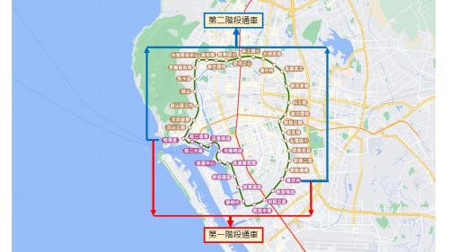 &nbsp;高雄輕軌路線全長約22.1公里，營運中車站共38站，設有37座地面車站以及1座高架車站，並設有前鎮機廠。高雄輕軌共分為兩階段通車，第一階段為籬仔內站(C1)至哈瑪星站(C14)，2013年6月動工，於2017年9月完工通車；第二階段由中國鋼鐵股份有限公司承攬，為壽山公園站(C15)至輕軌機廠站(C37)，於2017年3月動工，2024年1月全線通車。