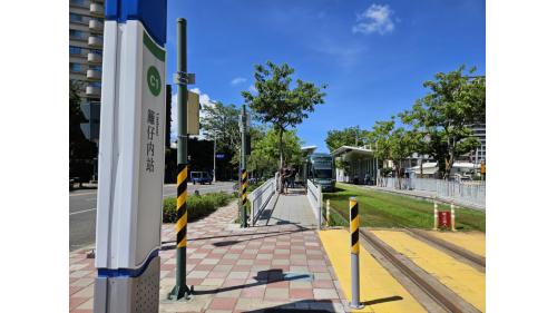 &nbsp;籬仔內站編號為C1，位於前鎮區瑞隆路與凱旋四路交叉口，是環狀輕軌第一階段的起點站，為兩座側式月台之車站。