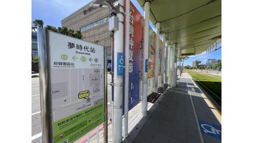 &nbsp;夢時代站編號為C5，位於前鎮區成功二路與時代大道路交叉口。車站旁即為統一夢時代購物中心，每逢節慶及假日皆湧入大量人潮，為民眾休閒逛街的好去處。