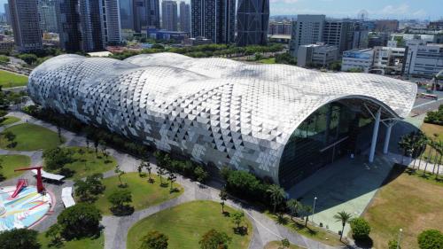 &nbsp;高雄展覽館站編號為C8，位於苓雅區成功二路與新光路交叉口。車站附近為高雄展覽館，經常舉辦各項展覽、會議及活動等。【圖/高雄展覽館】