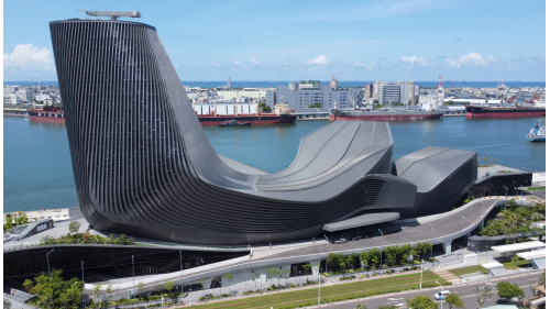 &nbsp;旅運中心站編號為C9，位於苓雅區海邊路與苓南前路交叉口。車站附近為高雄港旅運中心，為台灣港務公司的總部，也是高雄海上客運的出入境中心，建築外型似有著高聳煙囪的銀白色船體。【圖/高雄港旅運中心】