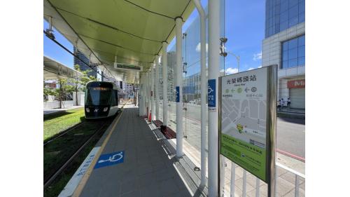 &nbsp;光榮碼頭站編號為C10，位於苓雅區海邊路與青年二路交叉口。