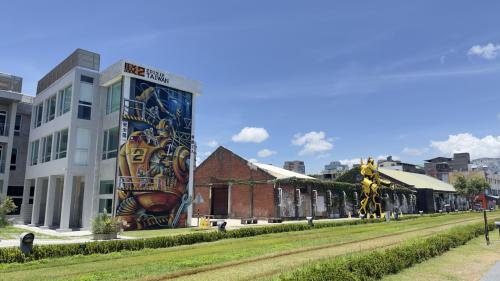 &nbsp;駁二大義站編號為C12，位於鹽埕區駁二特區，大義街路口。車站附近有大港橋、駁二大義倉庫群等高雄知名景點，為觀光人潮聚集地。【圖/駁二特區】