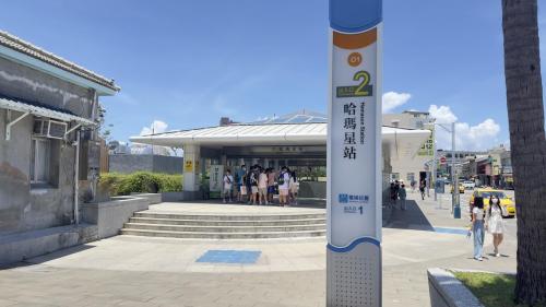 &nbsp;哈瑪星站編號為C14，位於鼓山區鼓山一路與臨海新路交叉口。站址位於已廢止的台鐵高雄港車站調車場內（現為舊打狗驛故事館），此站亦為環狀輕軌「特色站」。車站附近為高雄捷運橘線西子灣站，欲轉乘捷運橘線之旅客可於此站外轉乘。【圖/轉乘捷運橘線哈瑪星站】