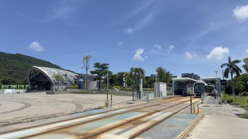 &nbsp;鼓山站編號為C18，位於鼓山區鐵路街及鐵路街18巷交叉路口。車站西側緊鄰台鐵鼓山車站，欲轉乘台鐵旅客可於此站轉乘。【圖/車站西側緊鄰台鐵鼓山車站】