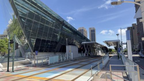 &nbsp;臺鐵美術館站編號為C20，位於鼓山區馬卡道路與青海路交叉口。車站西側緊鄰台鐵美術館車站，欲轉乘台鐵旅客可於此站轉乘。