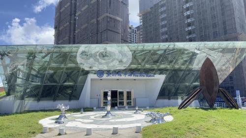 &nbsp;臺鐵美術館站編號為C20，位於鼓山區馬卡道路與青海路交叉口。車站西側緊鄰台鐵美術館車站，欲轉乘台鐵旅客可於此站轉乘。【圖/車站西側緊鄰台鐵美術館車站】