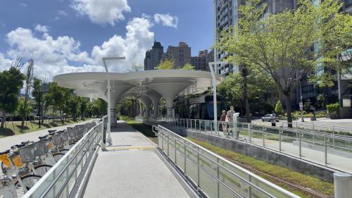 &nbsp;內惟藝術中心站編號為C21A，位於鼓山區馬卡道路與美術館路交叉口。車站附近有內惟埤文化園區，是高雄市兼具藝術、文化、休閒等多元生活園區。