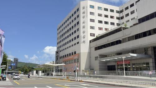 &nbsp;聯合醫院站編號為C22，位於鼓山區美術館路與美術東八街交叉路口。車站鄰近高雄市立聯合醫院。