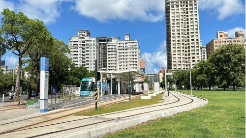 &nbsp;龍華國小站編號為C23，位於鼓山區大順一路與龍勝路交叉口。