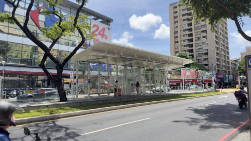 &nbsp;灣仔內站編號為C27，位於三民區大順二路與鼎山街交叉口。