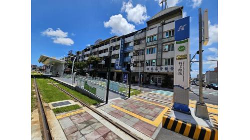 &nbsp;科工館站編號為C30，位於三民區大順三路與鐵道園區（大順三路309巷）交叉口。西側緊鄰台鐵科工館車站，欲轉乘台鐵旅客可於此站轉乘。
