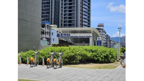 &nbsp;科工館站編號為C30，位於三民區大順三路與鐵道園區（大順三路309巷）交叉口。西側緊鄰台鐵科工館車站，欲轉乘台鐵旅客可於此站轉乘。【圖/台鐵科工館車站】