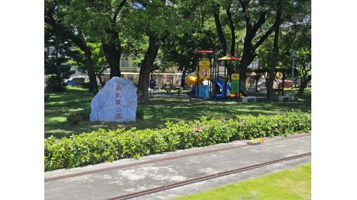 &nbsp;凱旋公園站編號為C32，位於苓雅區中正一路與河南路交叉口。此站位於南凱旋公園園區內。【圖/南凱旋公園】