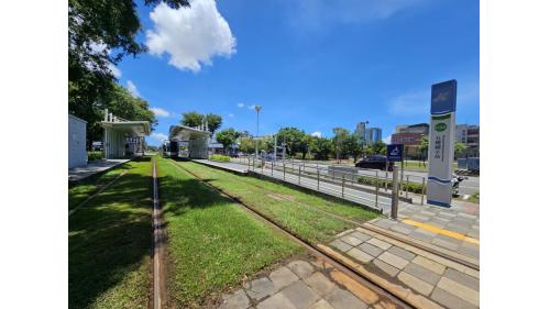 &nbsp;五權國小站編號為C34，位於苓雅區凱旋二路與三多二路交叉口附近。