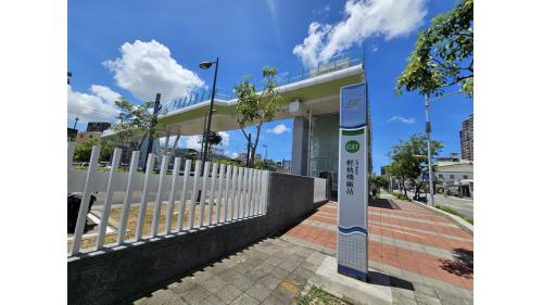 &nbsp;輕軌機廠站編號為C37，位於前鎮區瑞西街與瑞北路交叉口。車站鄰近環狀輕軌前鎮機廠。