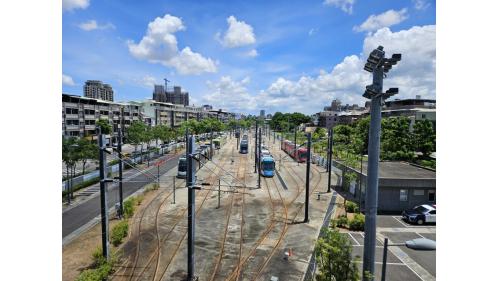 &nbsp;輕軌機廠站編號為C37，位於前鎮區瑞西街與瑞北路交叉口。車站鄰近環狀輕軌前鎮機廠。