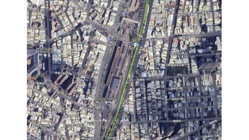 &nbsp;前鎮機廠為高雄捷運環狀輕軌的輕軌修護廠，位於前鎮區凱旋路，面積約3.8公頃，是台灣第一座輕軌維修機廠。場區內主要有駐車廠及維修廠等，提供車輛駐車、維修及清洗的功能。