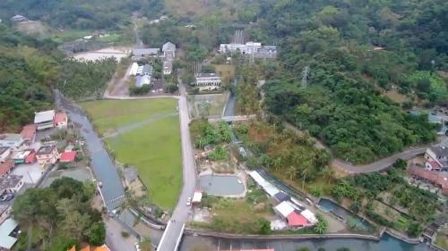 舊寮圳:竹子門發電廠尾水
發電後之尾水則用以灌溉美濃鎮下之田?，使舊寮圳獨用濁口溪一門之水，溪源淺水量無多，惹起爭取荖濃溪水問題。