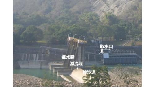 導水堰橫跨曾文溪，截取水庫放水量使導經東口隧道流入烏山頭水庫調節應用。