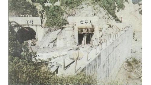 曾文水庫第一、二導水隧道進水口(上口)變型段施作，導水隧道將溪水導引至下游，大壩、溢洪道、地下電廠等主要工程得安全施工