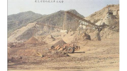 壩材料主要來源有四：溢洪道開挖、壩基開挖、河床材料(借土區)及來自谷關的大石材。
