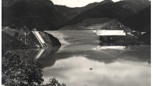 曾文水庫:溢洪道主體成形，於1973年蓄水時光景