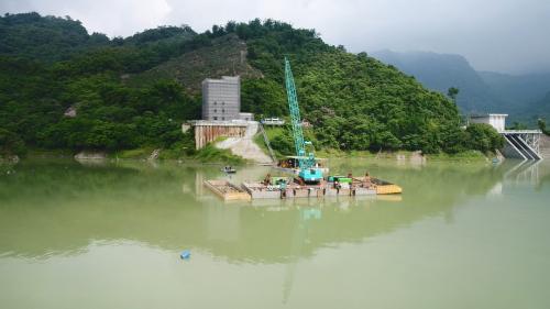 莫拉克颱風後，曾文水庫造成壩前淤積，現有水庫底層放水口及發電進水口均遭掩沒，曾文水庫管理單位在災後，積極辦理水庫清淤及設施改建工程。