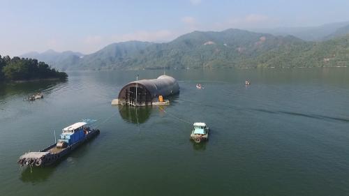 象鼻鋼管總重有1500公頓，內徑徑寬有10公尺，所以要用拖船拖放運輸到工地安裝。