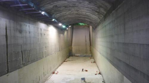 透過洞室內的三座跌水工(保護渠道坡面，消除地形比較陡的地方水流湍急沖刷的過剩能量的結構)，減緩從隧道內傾洩而下的水流流速。