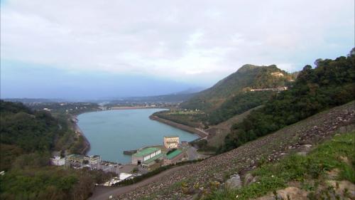 石門電廠俯瞰(石門水庫下游溢洪道左側)