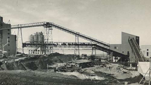 1953年底，兩部燃煤汽力機組的廠房開始動工。