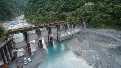 主要功能是提供其下游的銅門發電廠發電之用，是木瓜溪流域最下游的水庫。在1943年至1945年遭遇嚴重之颱風及暴雨侵害，造成銅門發電所及其攔水壩損壞嚴重。國民政府來台後，1952年進行重建工作，1955年竣工。