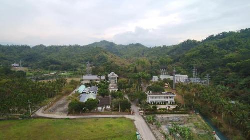 左側為新廠房(2007年)，右側為舊廠房(1908年)。