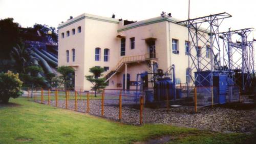興建於1911年，是日治時期高雄港建港時主要的電力供應來源之一，二次大戰後台電接收改名為土壟灣發電廠，1994年新機組正式並聯發電，屬低落差川流式電廠。