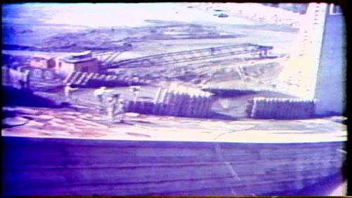 溢洪道的混凝土澆置，從60年6月由護斗段開始，到62年6月全部澆置完成，澆置的順序是分塊分層進行，並且分為護斗、洩槽、溢流堰、二座橋墩及橋檯。