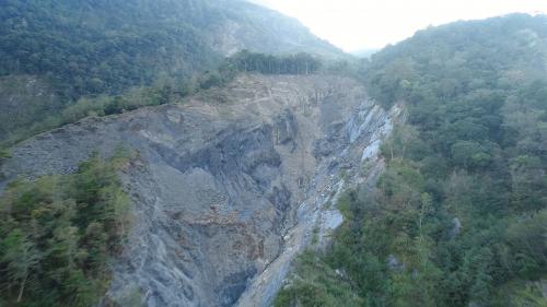 濁水溪的流域面積廣達3156.9平方公里，由於上游地質多屬岩性脆弱之黑色頁岩及黏板岩使溪水泥砂含量甚高並終年混濁。