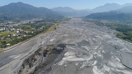 濁水溪是台灣最長的溪流，長186.6公里，流域面積廣達3156.9平方公里，因其溪水夾帶大量泥沙，長年混濁，因而得名「濁水溪」。
