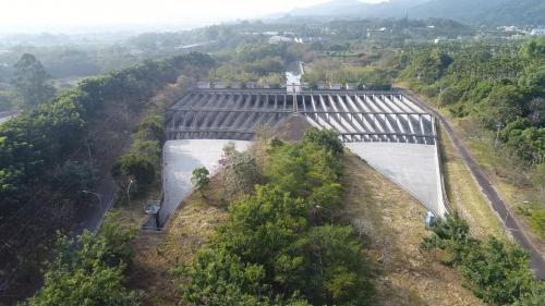 位於集集鎮田寮里隘寮堤防內之丘陵坡地，佔地約13公頃，採兩座並聯方式設計，以因應70秒立方公尺的龐大通水量。
