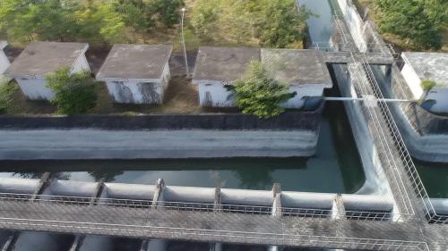 位於集集鎮田寮里隘寮堤防內之丘陵坡地，佔地約13公頃，採兩座並聯方式設計，以因應70秒立方公尺的龐大通水量。