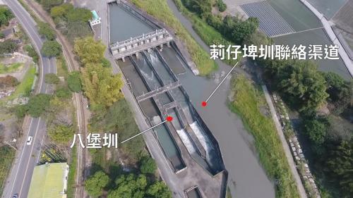 新建的的八堡圳分水工，渠道至此有一半水量從此分出，而八堡圳原進水口則成為備用進水口。