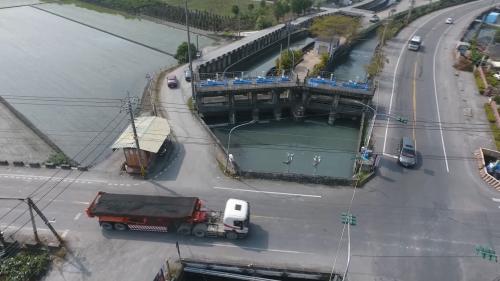 聯絡渠道將莿仔埤圳原有進水口改為共同引水口取代，溪州鄉原有河川地賴以灌溉的荊仔埤圳，更因此變成斷頭圳。