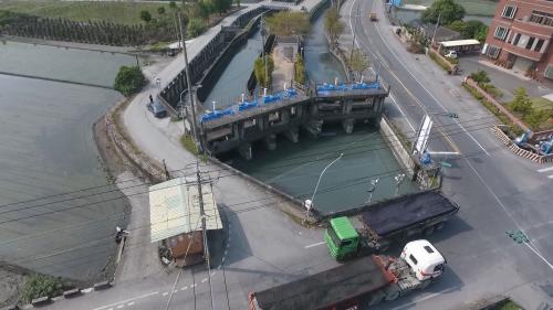 聯絡渠道將莿仔埤圳原有進水口改為共同引水口取代，溪州鄉原有河川地賴以灌溉的荊仔埤圳，更因此變成斷頭圳。