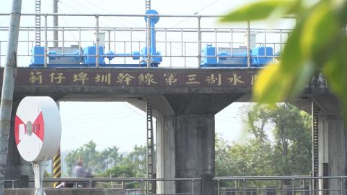 聯絡渠道將莿仔埤圳原有進水口改為共同引水口取代，溪州鄉原有河川地賴以灌溉的荊仔埤圳，更因此變成斷頭圳。