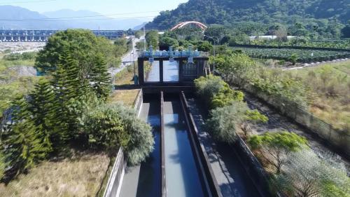 南岸聯絡渠道長38公里，前15公里為新建段，自沉砂池到斗六大圳進水口。後23公里為既有渠道擴建段，引入清水溪水源之後，經林內分水工到麥寮六輕工業區。