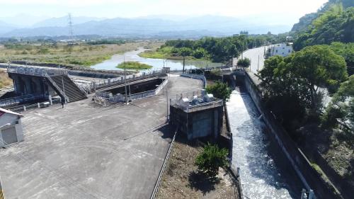 斗六堰位於南岸聯絡渠清水溪與濁水溪匯流口上游約一公里處，除為水資源聯合運用重要一環外，並為集集攔河堰計進行排砂作業及異常事件致無法正常供水時之替代水源。