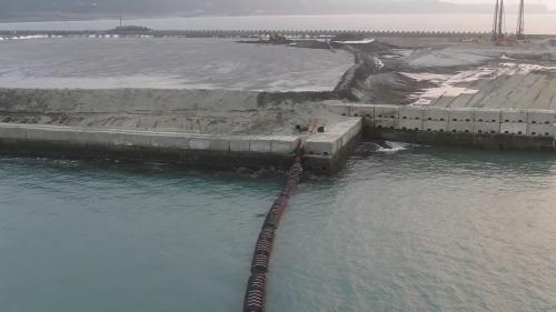 台北港以挖掘航道產生的砂石做為填海造地建港的建材。